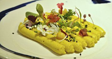 hummus con cúrcula, brotes y flores de restaurante celeri-restaurante-xavier-pellicer-louloulopez