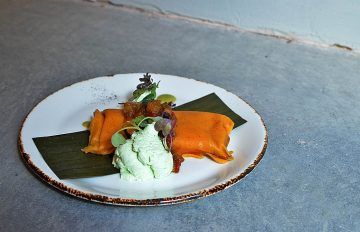 Tamal de calabaza y maíz, relleno de cerdo, con ají de leche. El Tarantín Cocina venezolana