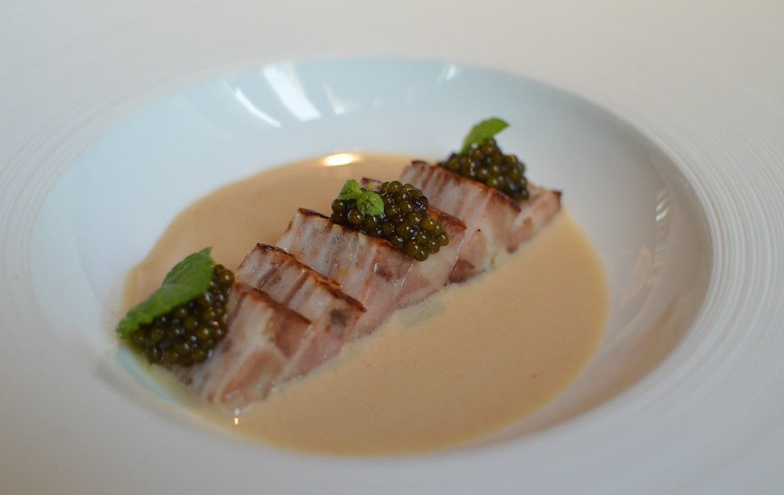 atrio-restaurante-extremadura-Michelin-vieiras-y-manitas-de-cerdo-iberico-con-caviar-menú-cochino